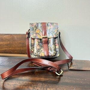 PATRICIA NASH Floral Crossbody Bag with Brown Strap
100% leather